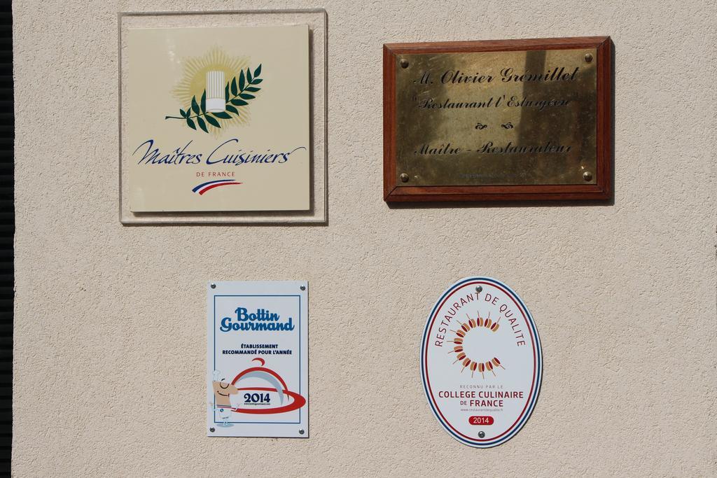 Hotel L'Esturgeon Poissy Exterior photo