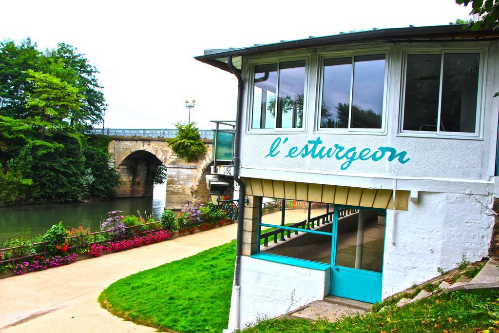 Hotel L'Esturgeon Poissy Exterior photo