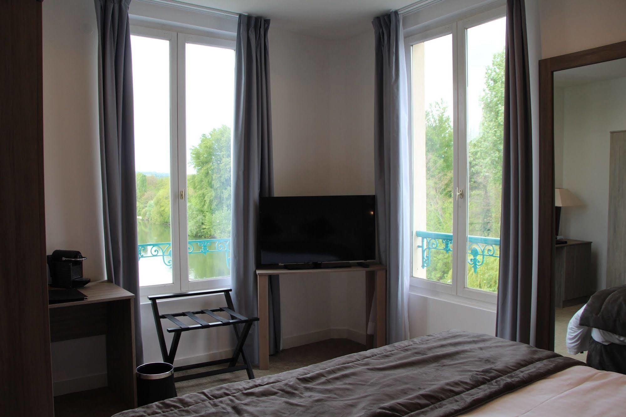 Hotel L'Esturgeon Poissy Exterior photo