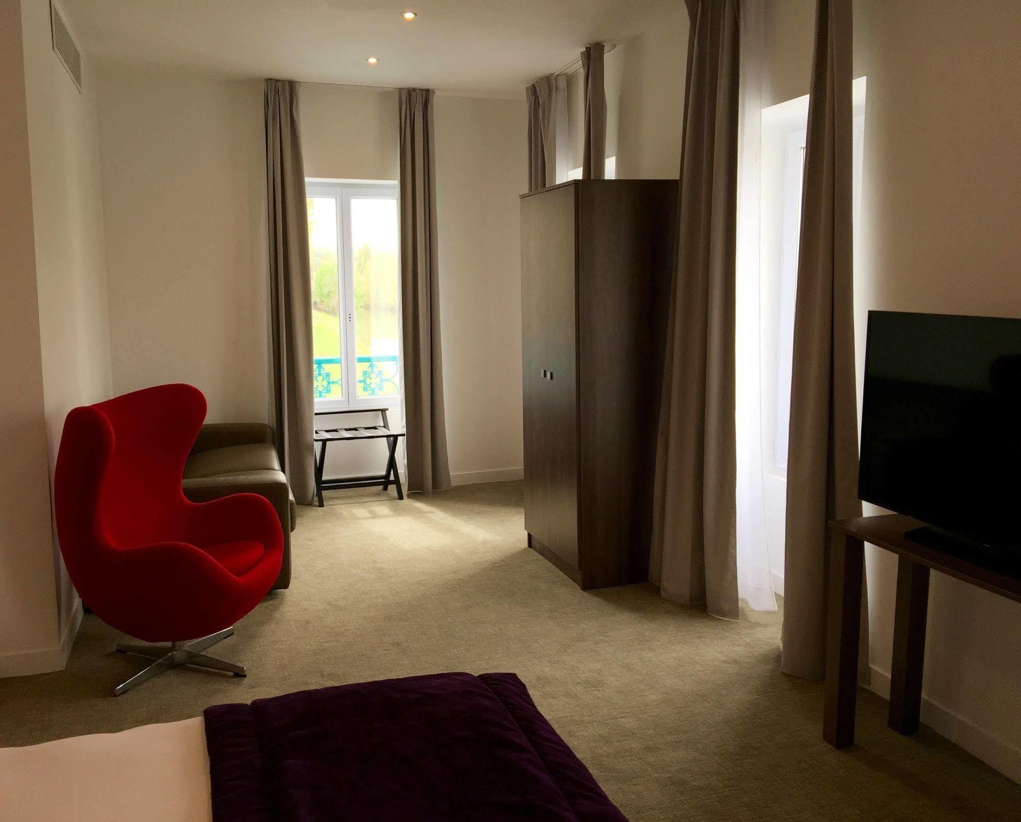 Hotel L'Esturgeon Poissy Exterior photo