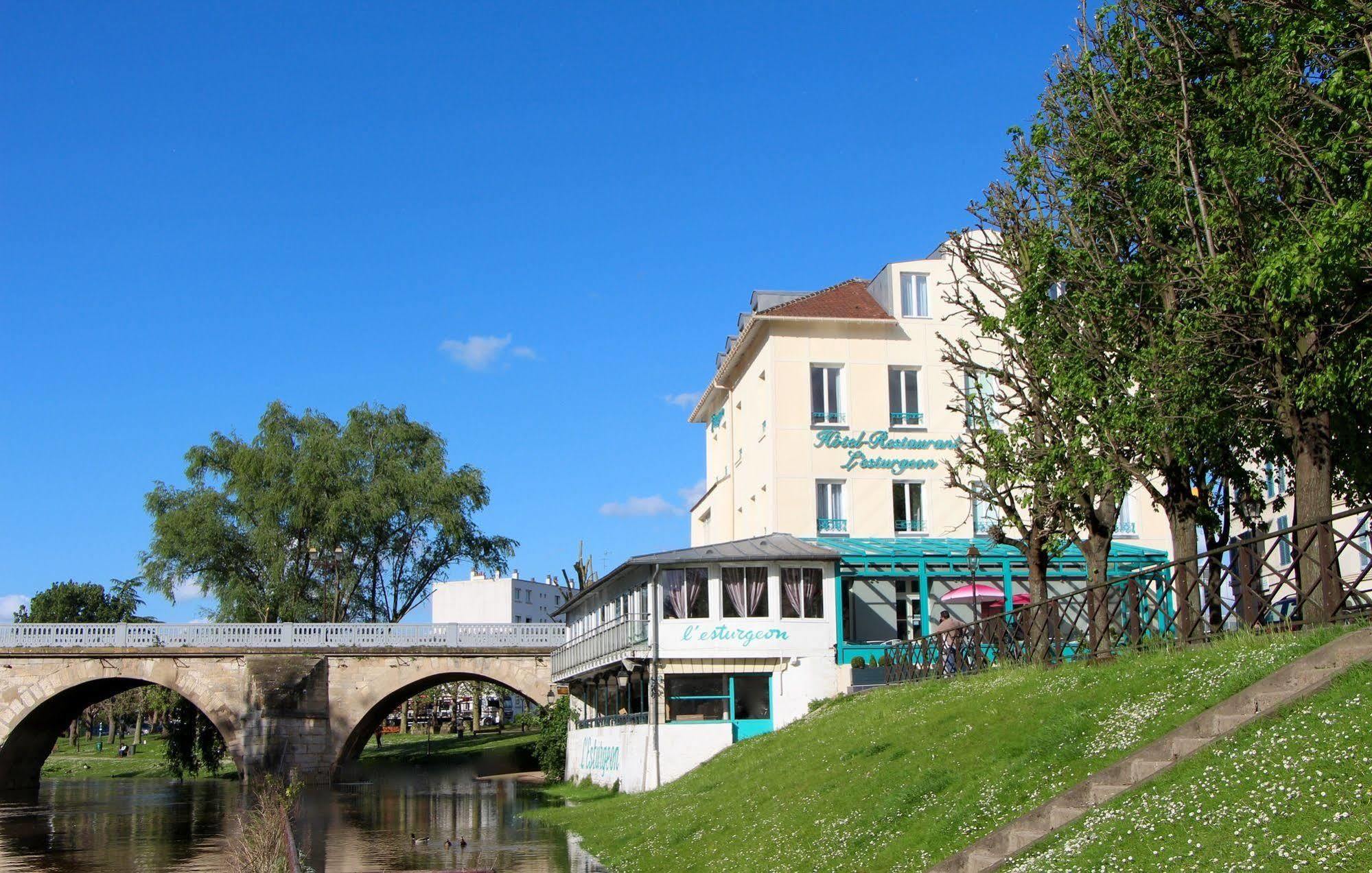 Hotel L'Esturgeon Poissy Exterior photo